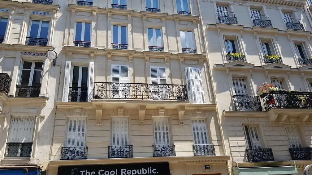 Travaux de ravalement sur pierre, Paris (MV71)